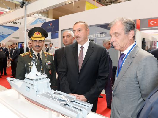 Prezident İlham Əliyev birinci Azərbaycan Beynəlxalq müdafiə sənayesi sərgisi ilə tanış olub (FOTO)