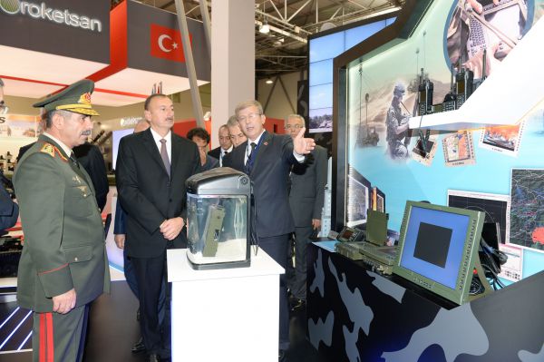 Prezident İlham Əliyev birinci Azərbaycan Beynəlxalq müdafiə sənayesi sərgisi ilə tanış olub (FOTO)