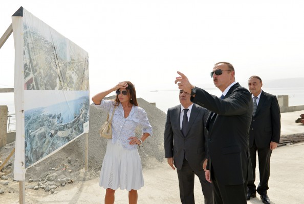 Prezident İlham Əliyev və xanımı Bakının Ağ Şəhər Bulvarında görülən işlərlə tanış olublar (FOTO)