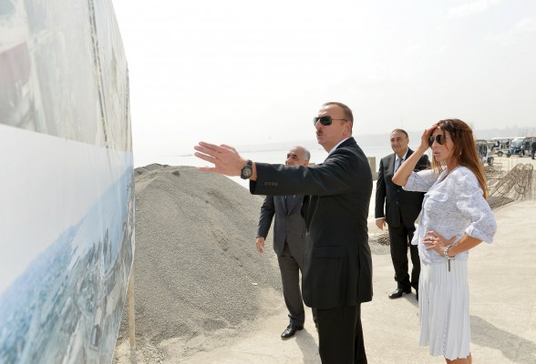 Prezident İlham Əliyev və xanımı Bakının Ağ Şəhər Bulvarında görülən işlərlə tanış olublar (FOTO)