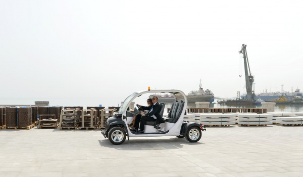 Prezident İlham Əliyev və xanımı Bakının Ağ Şəhər Bulvarında görülən işlərlə tanış olublar (FOTO)