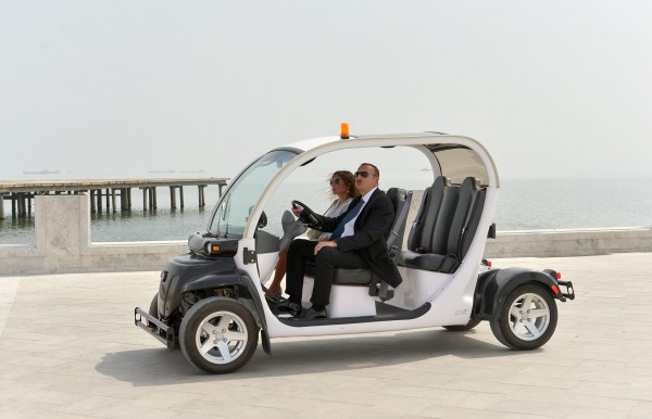 Prezident İlham Əliyev və xanımı Bakının Ağ Şəhər Bulvarında görülən işlərlə tanış olublar (FOTO)