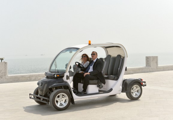 Prezident İlham Əliyev və xanımı Bakının Ağ Şəhər Bulvarında görülən işlərlə tanış olublar (FOTO)