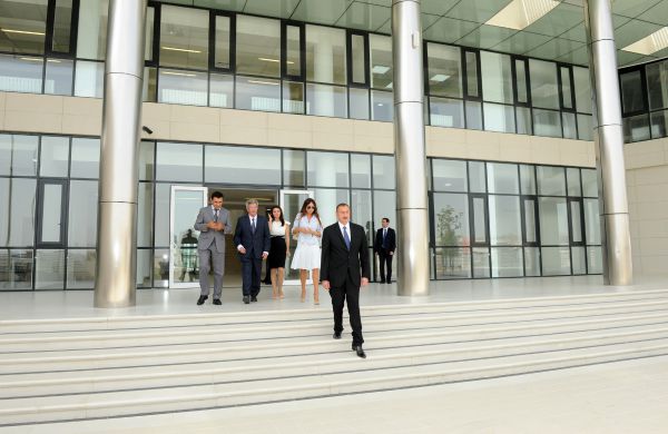 Prezident İlham Əliyev və xanımı Bakı Fransız Liseyinin açılışında iştirak ediblər (FOTO)