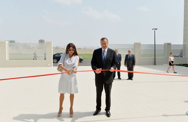 Prezident İlham Əliyev və xanımı Bakı Fransız Liseyinin açılışında iştirak ediblər (FOTO)