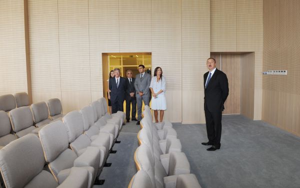 Prezident İlham Əliyev və xanımı Bakı Fransız Liseyinin açılışında iştirak ediblər (FOTO)