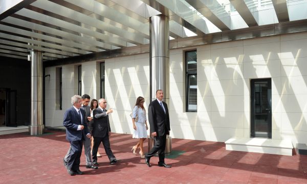 Prezident İlham Əliyev və xanımı Bakı Fransız Liseyinin açılışında iştirak ediblər (FOTO)