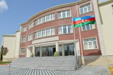İlham Əliyev Əmircan qəsəbəsindəki 84, Binəqədi rayonundakı 182 nömrəli məktəblərin yeni binasının açılışında iştirak edib (FOTO)