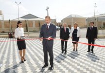 İlham Əliyev Əmircan qəsəbəsindəki 84, Binəqədi rayonundakı 182 nömrəli məktəblərin yeni binasının açılışında iştirak edib (FOTO)