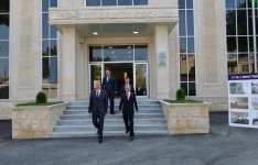 Prezident İlham Əliyev Bakıda 72 nömrəli məktəb-liseydə və 80 nömrəli orta məktəbdə yaradılan şəraitlə tanış olub (FOTO)