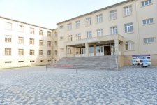 İlham Əliyev Əmircan qəsəbəsindəki 84, Binəqədi rayonundakı 182 nömrəli məktəblərin yeni binasının açılışında iştirak edib (FOTO)