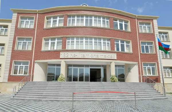 İlham Əliyev Əmircan qəsəbəsindəki 84, Binəqədi rayonundakı 182 nömrəli məktəblərin yeni binasının açılışında iştirak edib (FOTO)