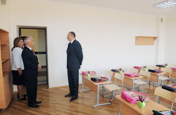 İlham Əliyev Əmircan qəsəbəsindəki 84, Binəqədi rayonundakı 182 nömrəli məktəblərin yeni binasının açılışında iştirak edib (FOTO)