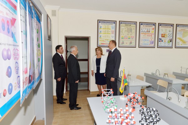 İlham Əliyev Əmircan qəsəbəsindəki 84, Binəqədi rayonundakı 182 nömrəli məktəblərin yeni binasının açılışında iştirak edib (FOTO)