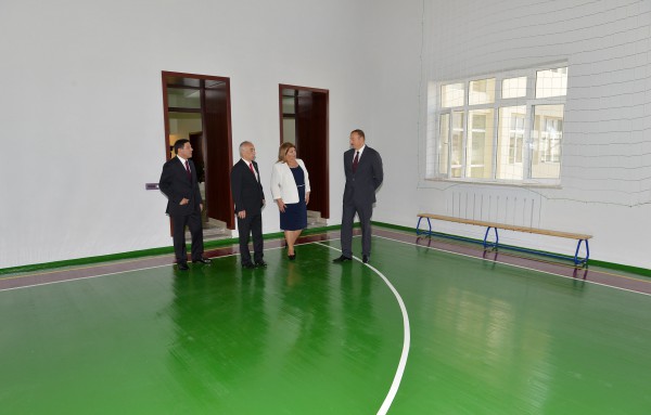 İlham Əliyev Əmircan qəsəbəsindəki 84, Binəqədi rayonundakı 182 nömrəli məktəblərin yeni binasının açılışında iştirak edib (FOTO)
