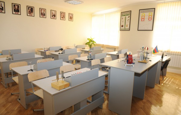 İlham Əliyev Əmircan qəsəbəsindəki 84, Binəqədi rayonundakı 182 nömrəli məktəblərin yeni binasının açılışında iştirak edib (FOTO)