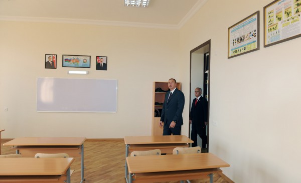 Prezident İlham Əliyev Bakıda 72 nömrəli məktəb-liseydə və 80 nömrəli orta məktəbdə yaradılan şəraitlə tanış olub (FOTO)