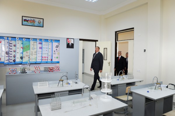 Prezident İlham Əliyev Bakıda 72 nömrəli məktəb-liseydə və 80 nömrəli orta məktəbdə yaradılan şəraitlə tanış olub (FOTO)
