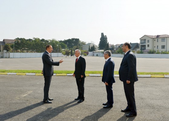 Prezident İlham Əliyev Bakıda 72 nömrəli məktəb-liseydə və 80 nömrəli orta məktəbdə yaradılan şəraitlə tanış olub (FOTO)