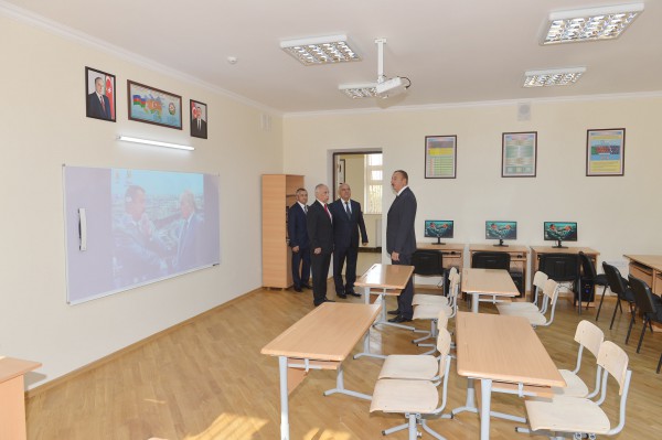 Prezident İlham Əliyev Bakıda 72 nömrəli məktəb-liseydə və 80 nömrəli orta məktəbdə yaradılan şəraitlə tanış olub (FOTO)