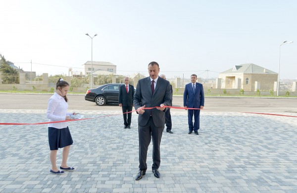 İlham Əliyev Əmircan qəsəbəsindəki 84, Binəqədi rayonundakı 182 nömrəli məktəblərin yeni binasının açılışında iştirak edib (FOTO)