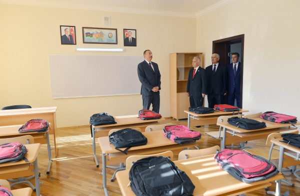 İlham Əliyev Əmircan qəsəbəsindəki 84, Binəqədi rayonundakı 182 nömrəli məktəblərin yeni binasının açılışında iştirak edib (FOTO)