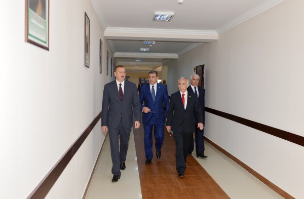 İlham Əliyev Əmircan qəsəbəsindəki 84, Binəqədi rayonundakı 182 nömrəli məktəblərin yeni binasının açılışında iştirak edib (FOTO)