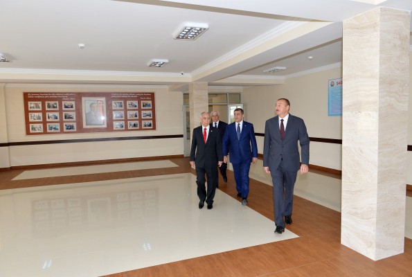 İlham Əliyev Əmircan qəsəbəsindəki 84, Binəqədi rayonundakı 182 nömrəli məktəblərin yeni binasının açılışında iştirak edib (FOTO)