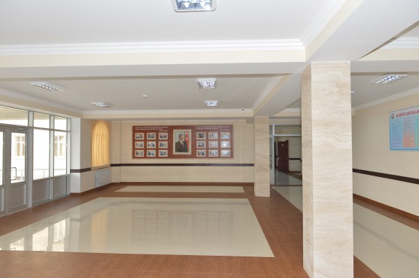 İlham Əliyev Əmircan qəsəbəsindəki 84, Binəqədi rayonundakı 182 nömrəli məktəblərin yeni binasının açılışında iştirak edib (FOTO)