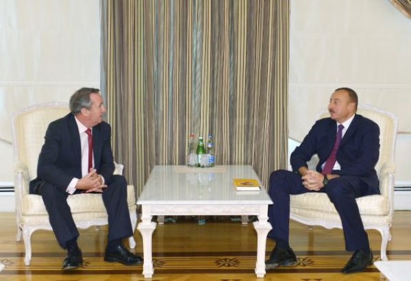 İlham Əliyev Böyük Britaniyanın keçmiş müdafiə nazirini qəbul edib