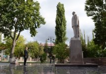 İlham Əliyev İsmayıllıda ümummilli lider Heydər Əliyevin abidəsini ziyarət edib (FOTO)