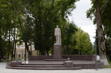 İlham Əliyev İsmayıllıda ümummilli lider Heydər Əliyevin abidəsini ziyarət edib (FOTO)