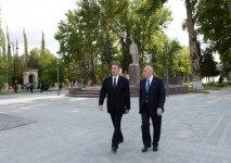 İlham Əliyev İsmayıllıda ümummilli lider Heydər Əliyevin abidəsini ziyarət edib (FOTO)