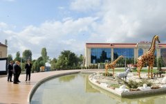 İlham Əliyev İsmayıllıda uşaq istirahət və əyləncə parkında yaradılan şəraitlə tanış olub (FOTO)