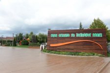 İlham Əliyev İsmayıllıda uşaq istirahət və əyləncə parkında yaradılan şəraitlə tanış olub (FOTO)