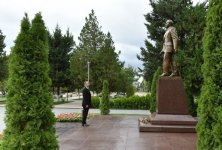 Prezident İlham Əliyev Qəbələdə ümummilli lider Heydər Əliyevin abidəsini ziyarət edib (FOTO)