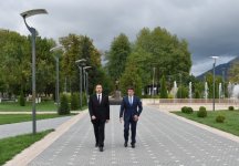 Prezident İlham Əliyev Qəbələdə ümummilli lider Heydər Əliyevin abidəsini ziyarət edib (FOTO)