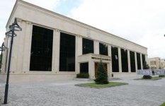 İlham Əliyev İsmayıllı Rayon İcra Hakimiyyətinin inzibati binasında əsaslı yenidənqurma işlərindən sonra yaradılan şəraitlə tanış olub (FOTO)