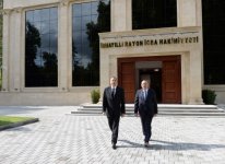 İlham Əliyev İsmayıllı Rayon İcra Hakimiyyətinin inzibati binasında əsaslı yenidənqurma işlərindən sonra yaradılan şəraitlə tanış olub (FOTO)