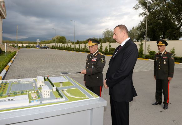 İlham Əliyev Daxili Qoşunların Qəbələdəki "N" saylı hərbi hissəsində inşa olunan yeni şəhərciyin açılışında iştirak edib (FOTO)
