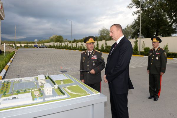 İlham Əliyev Daxili Qoşunların Qəbələdəki "N" saylı hərbi hissəsində inşa olunan yeni şəhərciyin açılışında iştirak edib (FOTO)