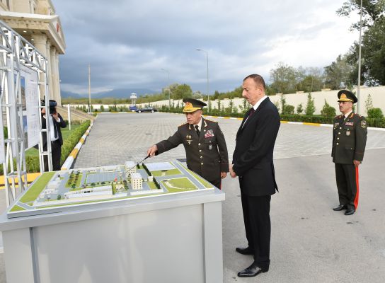 İlham Əliyev Daxili Qoşunların Qəbələdəki "N" saylı hərbi hissəsində inşa olunan yeni şəhərciyin açılışında iştirak edib (FOTO)