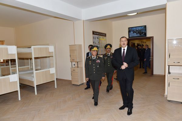 İlham Əliyev Daxili Qoşunların Qəbələdəki "N" saylı hərbi hissəsində inşa olunan yeni şəhərciyin açılışında iştirak edib (FOTO)