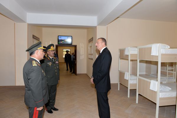 İlham Əliyev Daxili Qoşunların Qəbələdəki "N" saylı hərbi hissəsində inşa olunan yeni şəhərciyin açılışında iştirak edib (FOTO)