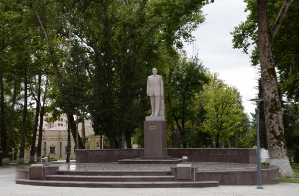 İlham Əliyev İsmayıllıda ümummilli lider Heydər Əliyevin abidəsini ziyarət edib (FOTO)