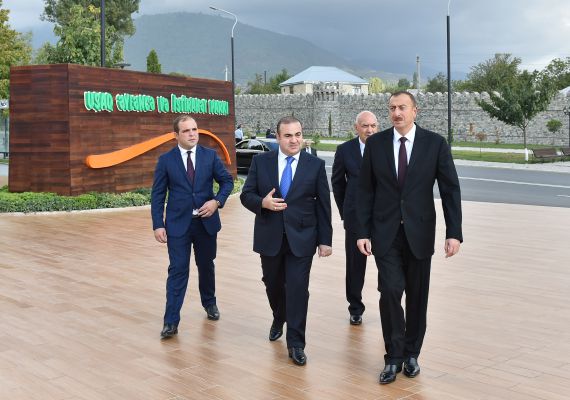 İlham Əliyev İsmayıllıda uşaq istirahət və əyləncə parkında yaradılan şəraitlə tanış olub (FOTO)