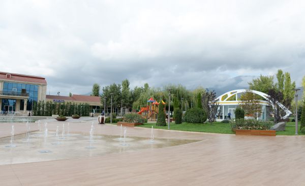 İlham Əliyev İsmayıllıda uşaq istirahət və əyləncə parkında yaradılan şəraitlə tanış olub (FOTO)