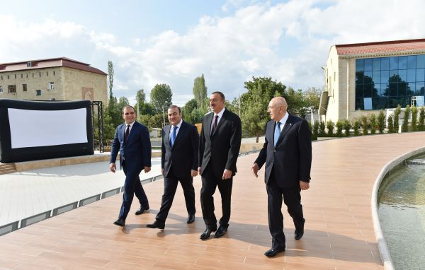 İlham Əliyev İsmayıllıda uşaq istirahət və əyləncə parkında yaradılan şəraitlə tanış olub (FOTO)