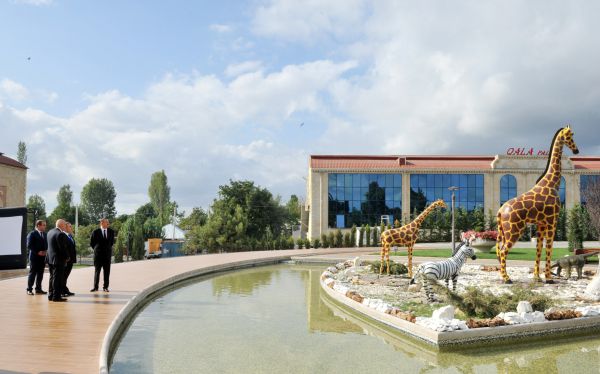 İlham Əliyev İsmayıllıda uşaq istirahət və əyləncə parkında yaradılan şəraitlə tanış olub (FOTO)