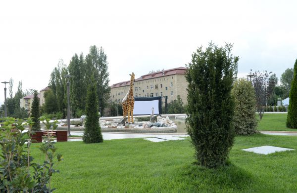 İlham Əliyev İsmayıllıda uşaq istirahət və əyləncə parkında yaradılan şəraitlə tanış olub (FOTO)